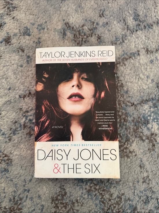 Other - Daisy Jones & The Six by Taylor Jenkins Reid - White/Cream Cover